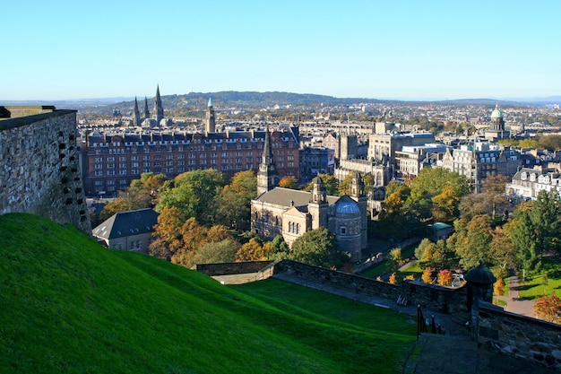 Stadtbild von Edinburgh von der Spitze der Princes Street Gardens aus