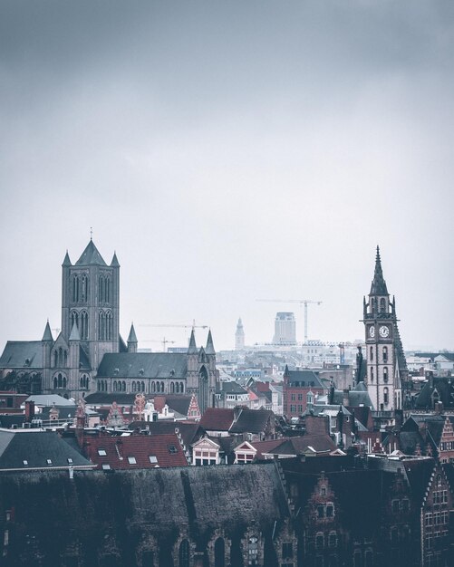 Foto stadtbild von gent gegen den himmel in der altstadt in belgien