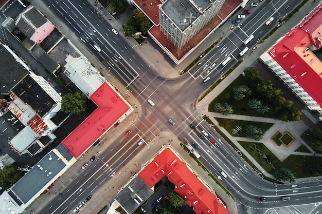 Stadtbild von Gomel Weißrussland Luftaufnahme der Stadtarchitektur Kreuzung in der Stadt mit Autoverkehr