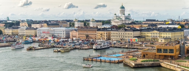 Stadtbild von Helsinki. Sankt-Nikolaus-Kathedrale und Marktplatz. Hier ist der Präsidentenpalast und das Rathaus