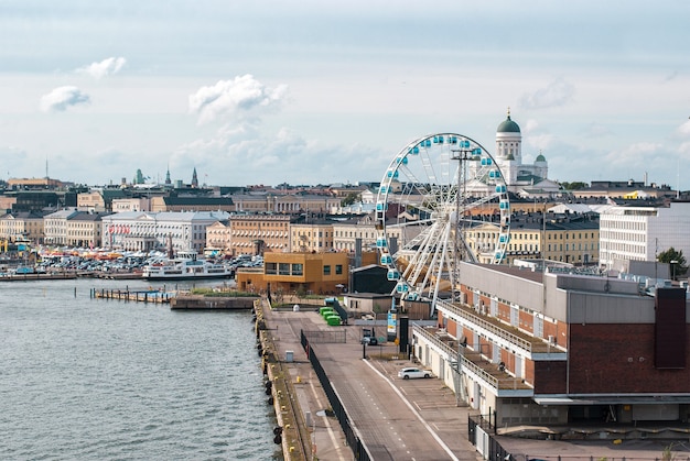 Stadtbild von Helsinki. Sky Wheel und Dom von Helsinki