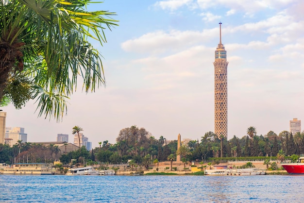Foto stadtbild von kairo mit blick auf den fernsehturm am nil, ägypten