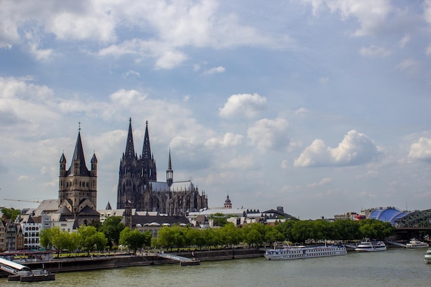 Stadtbild von Köln mit Hohenzollern-Brücke Kathedrale St. Martin Kirche und Fluss Rin in Deutschland