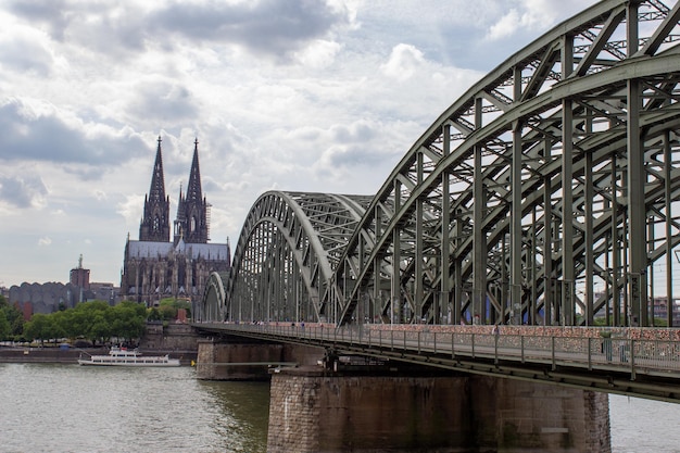 Foto stadtbild von köln mit hohenzollern-brücke kathedrale st. martin kirche und fluss rin in deutschland