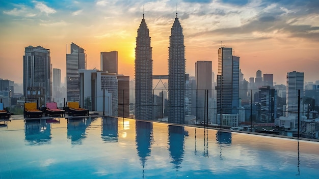 Stadtbild von Kuala Lumpur Stadt Skyline mit Schwimmbad auf dem Dach des Hotels bei Sonnenaufgang in Ma