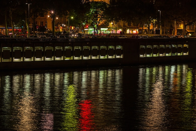 Stadtbild von Lyon, Frankreich mit Reflexionen im Wasser bei Nacht