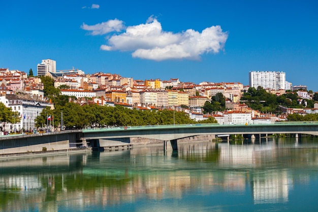 Stadtbild von Lyon Frankreich mit Reflexionen im Wasser Heller sonniger Tag