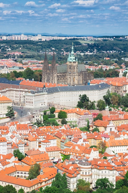 Stadtbild von Prag mit Vitus-Dom von oben, Tschechien