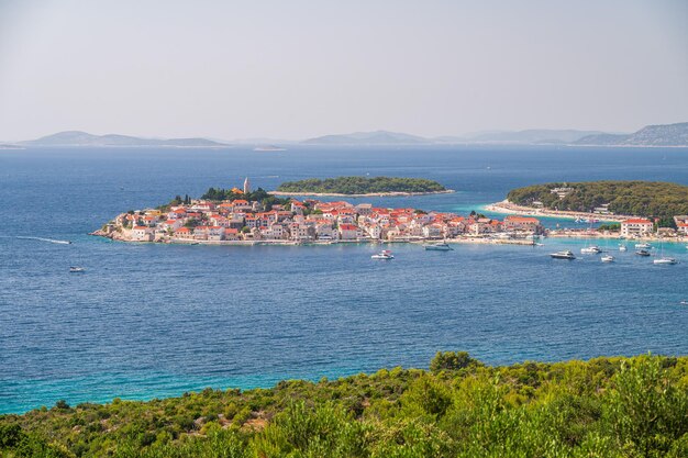 Foto stadtbild von primosten in kroatien