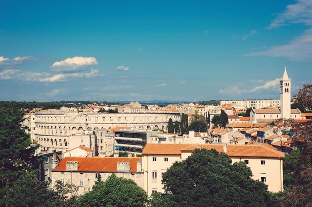 Stadtbild von Pula mit Amphitheater, Istrien, Kroatien. Römische Arena