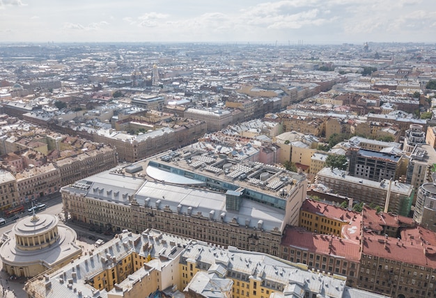 Stadtbild von Sankt-Petersburg, Russland. Drohnenansicht aus der Luft