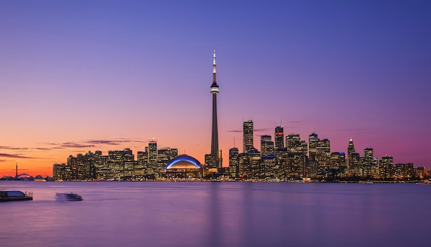 Stadtbild von Toronto in der Dämmerung mit dem CN Tower