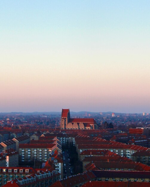 Stadtbild vor klarem Himmel