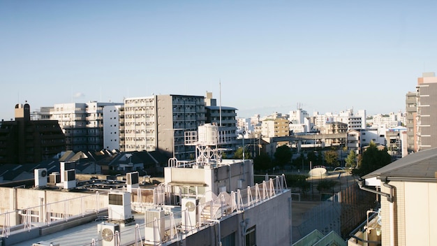 Stadtbild vor klarem Himmel