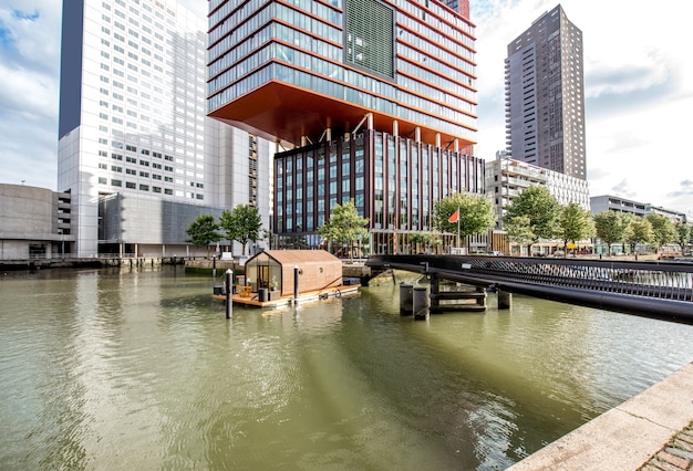 Stadtbildansicht auf das Büroviertel am Hafen von Wijn in Rotterdam