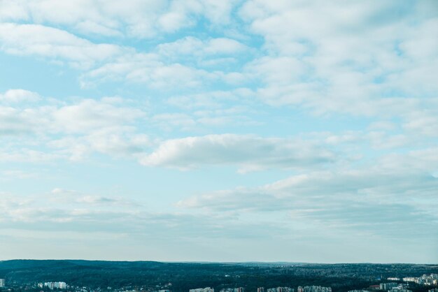 Foto stadtbildansicht bewölkter tag stadthorizontlinie mit wolken kopieren raum