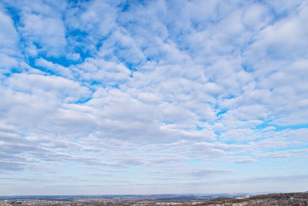 Stadtbildansicht bewölkter Tag Stadthorizontlinie mit Wolken kopieren Raum