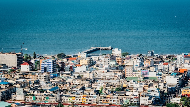 Stadtbildansicht vom Berg von Hua Hin mit Anlegestegpier. Hua Hin ist Stadt für Reisen