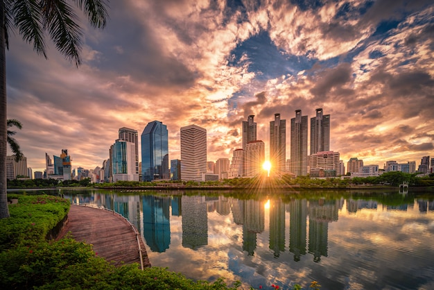 Stadtbildbild von Benchakitti Park bei Sonnenaufgang in Bangkok, Thailand.