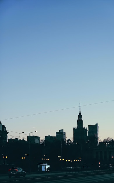 Stadtbildsilhouette einer europäischen Stadt als Hintergrundabendansicht