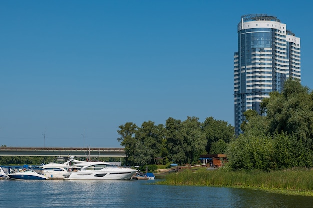 Stadtbootsdock weiße Schiffe auf der Flussstadtlandschaft