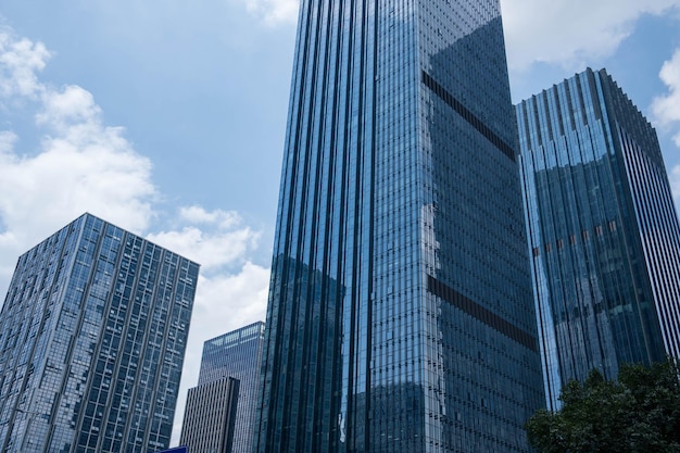 Stadtbürogebäude mit blauem Himmel und weißen Wolken