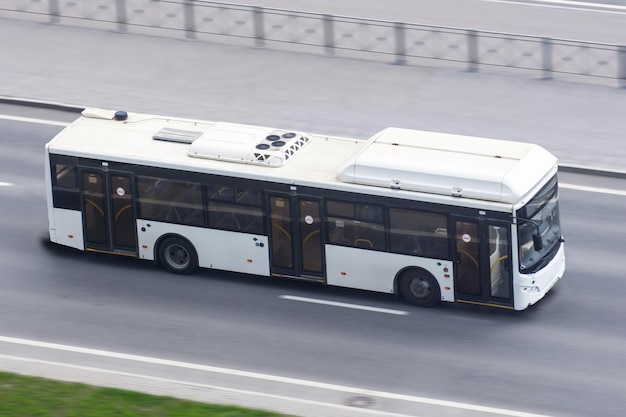 Stadtbus fährt auf der Autobahn Luftbild