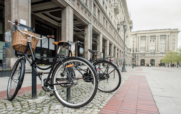 Foto stadtfahrräder auf der straße