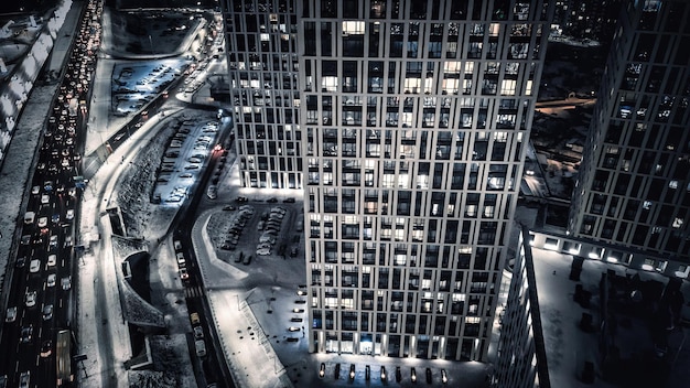 Stadtgebäude beherbergt Nachtsicht Skyline Hintergrund Immobilien mit Straßenverkehr Nachtstadt