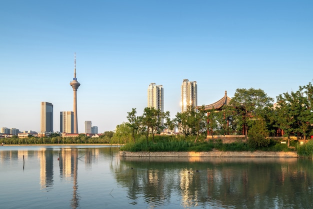 Stadtlandschaft durch den See, Tianjin, China.