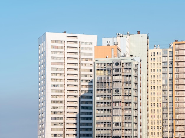 Stadtlandschaft eine Gruppe von Wohnhochhäusern gegen den Himmel