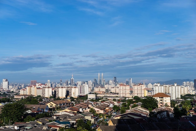 Stadtlandschaft gegen bewölkten Himmel