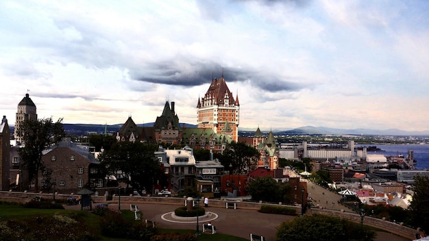 Stadtlandschaft gegen bewölkten Himmel