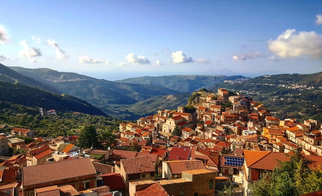 Stadtlandschaft mit Bergen gegen den Himmel