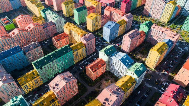 Stadtlandschaft mit bunten Gebäuden. Luftaufnahme der bunten Gebäude in der europäischen Stadt im Morgensonnenlicht. Stadtbild mit bunten Häusern, Autos auf der Straße in Kiew, Ukraine