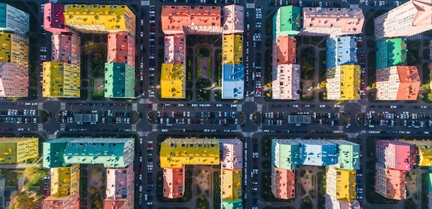 Stadtlandschaft mit bunten Gebäuden. Luftaufnahme der bunten Gebäude in der europäischen Stadt im Morgensonnenlicht. Stadtbild mit bunten Häusern, Autos auf der Straße in Kiew, Ukraine