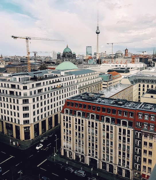 Stadtlandschaft vor bewölktem Himmel