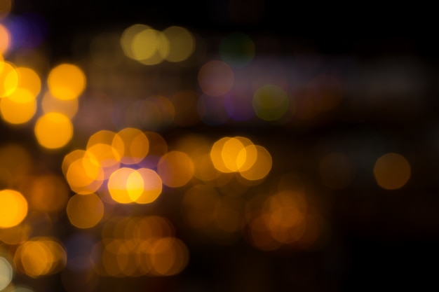 Stadtlichter verwischen Bokeh Nacht unscharf.