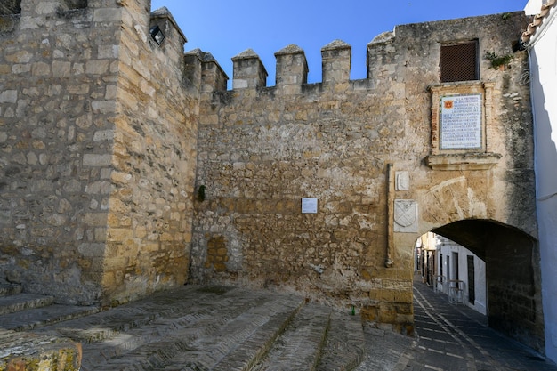 Stadtmauern in der Altstadt des weißen schönen Dorfes Vejer de la Frontera an einem sonnigen Tag Provinz Cadiz Andalusien Spanien