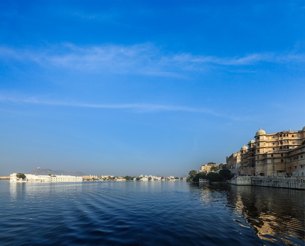 Stadtpalast, Palastpalast und Pichola-See. Udaipur, Indien