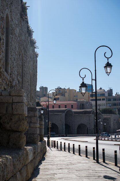 Stadtstraße an einem sonnigen tag in griechenland, kreta