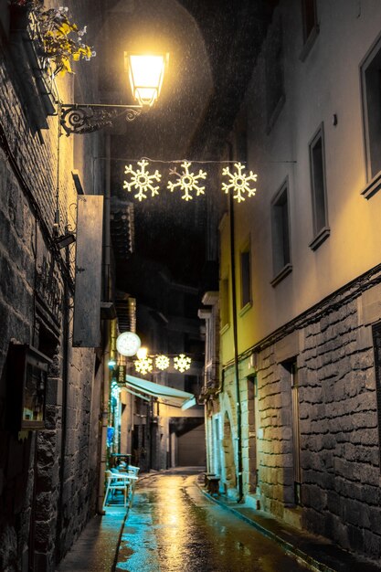 Stadtstraße bei Nacht