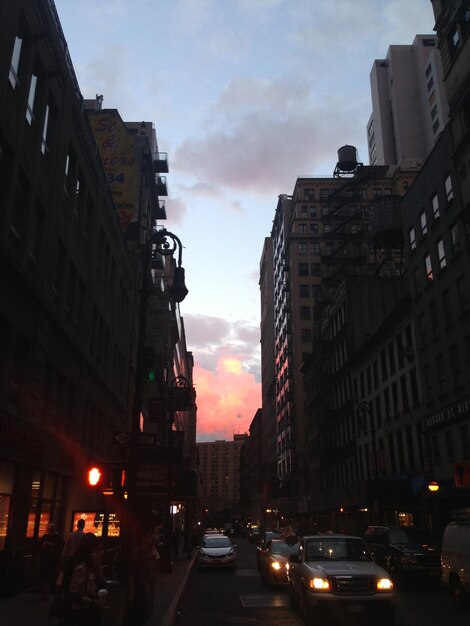 Stadtstraße beim Sonnenuntergang