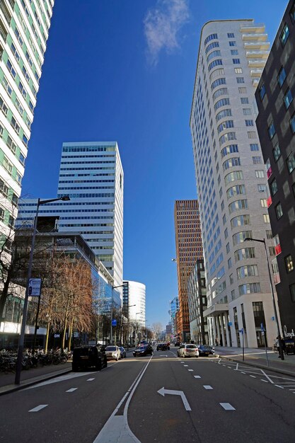 Stadtstraße durch moderne Gebäude gegen den Himmel.