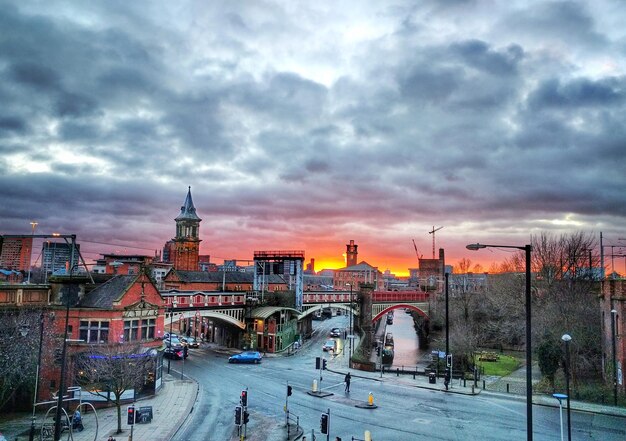 Foto stadtstraße gegen bewölkten himmel beim sonnenuntergang