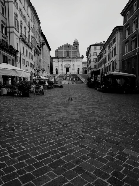 Foto stadtstraße gegen klaren himmel