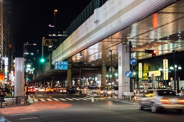 Stadtstraße in der Nacht