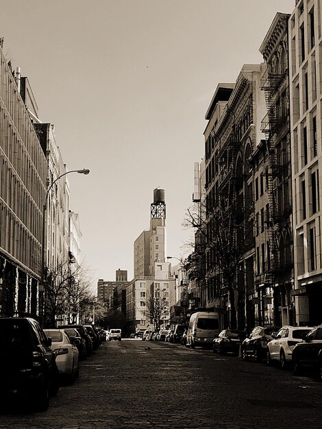 Foto stadtstraße mit gebäuden im hintergrund