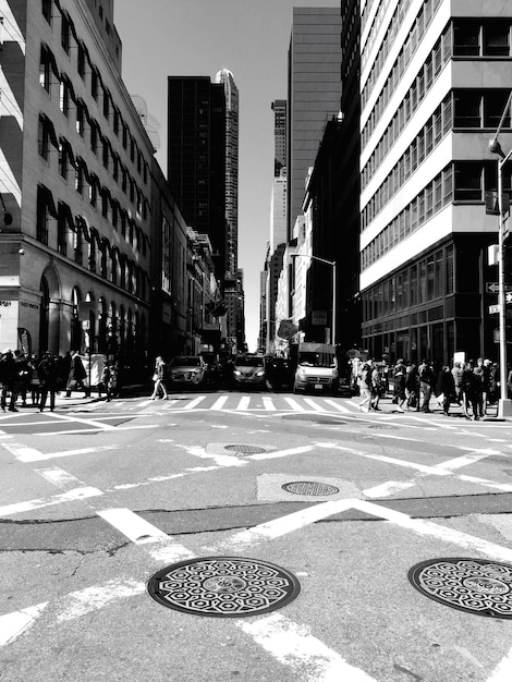 Foto stadtstraße mit gebäuden im hintergrund