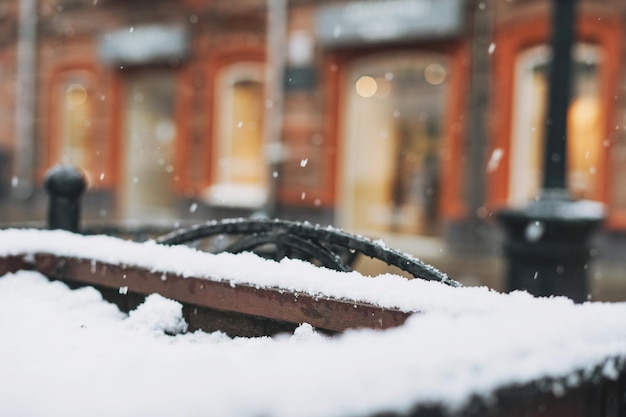 Stadtstraße mit Geschäften, Einzelhandel, Bekleidungsgeschäft, Luxusmarke, Schneefall, selektiver Fokus